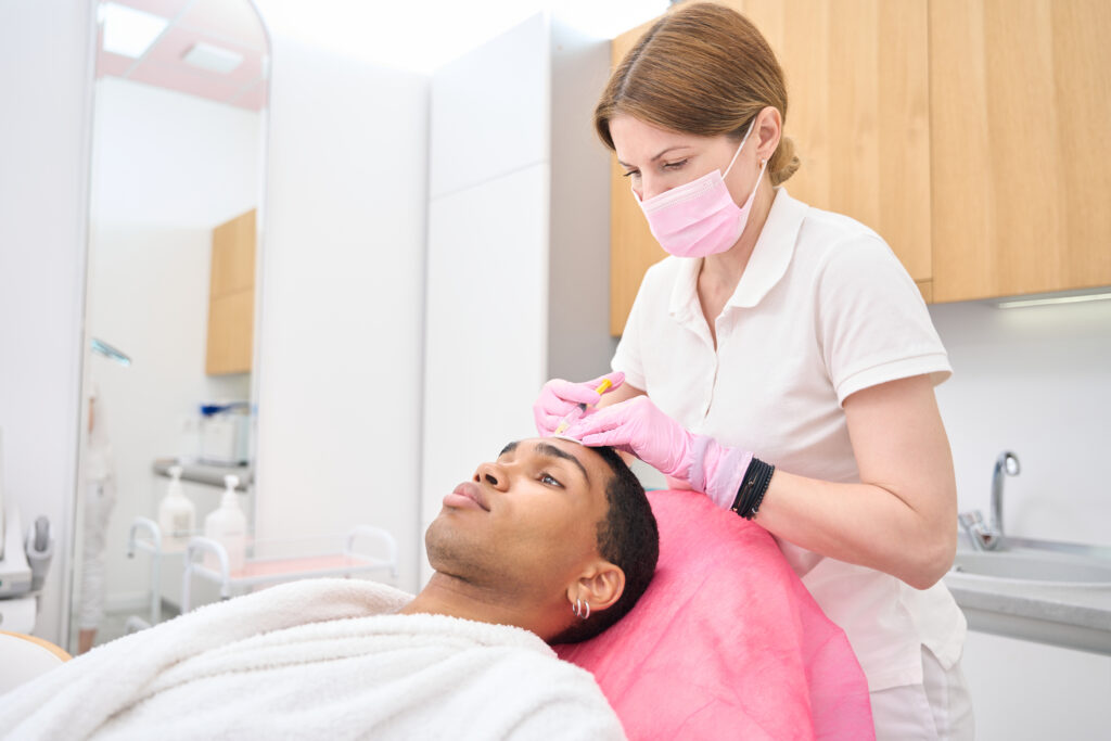 Schoonheidsspecialist voert een mesotherapiebehandeling uit