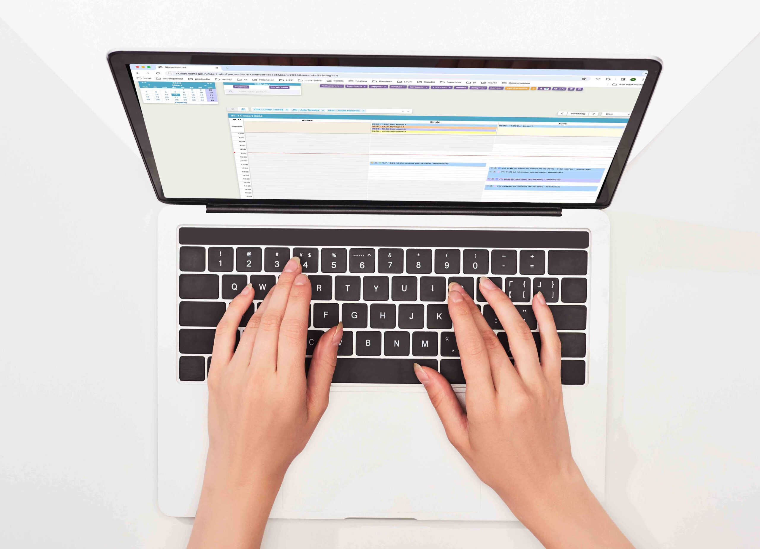 Behandelaar werkt met Skinadmin op een laptop