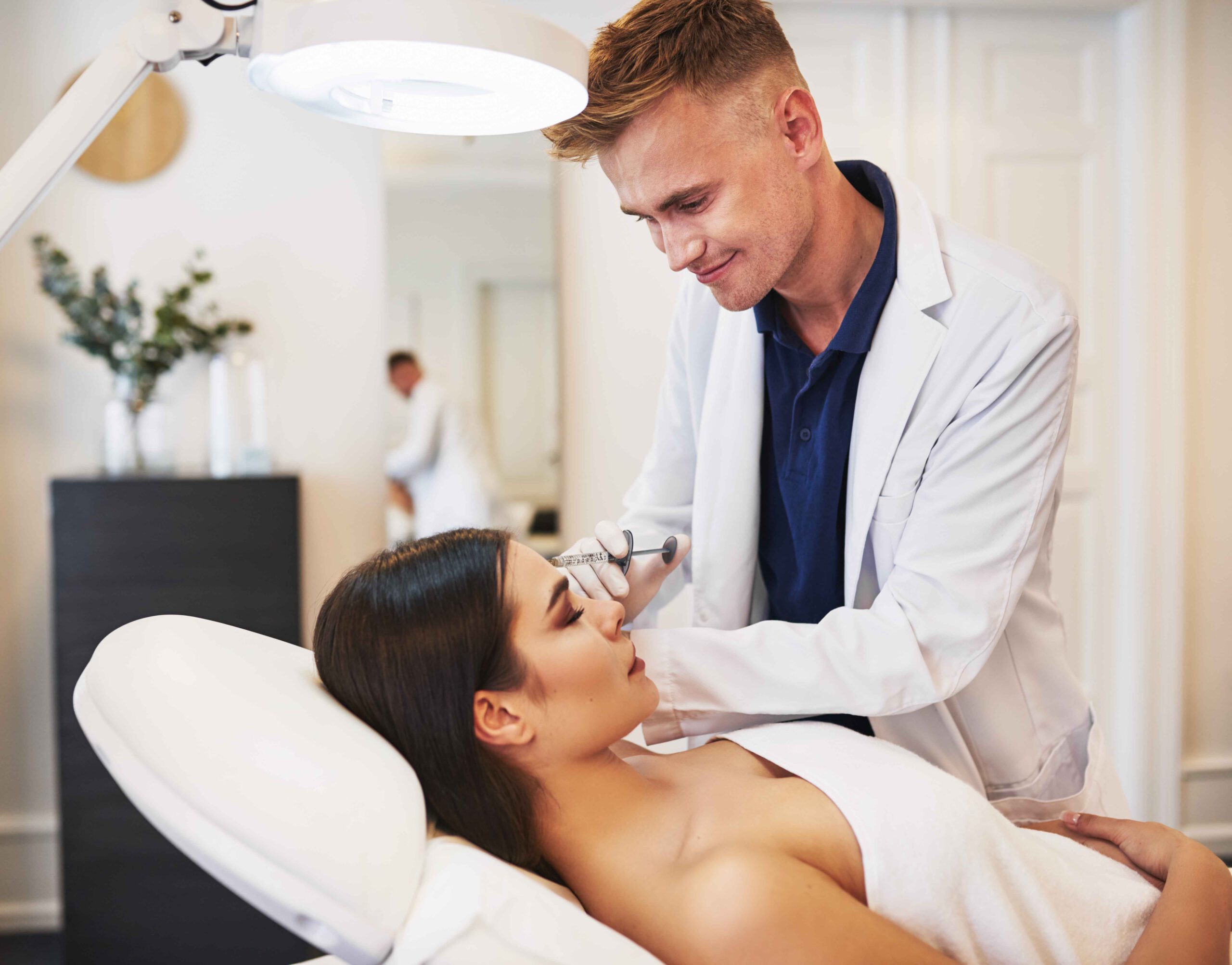 Cosmetisch dermatoloog zet een injectable bij een cliënt