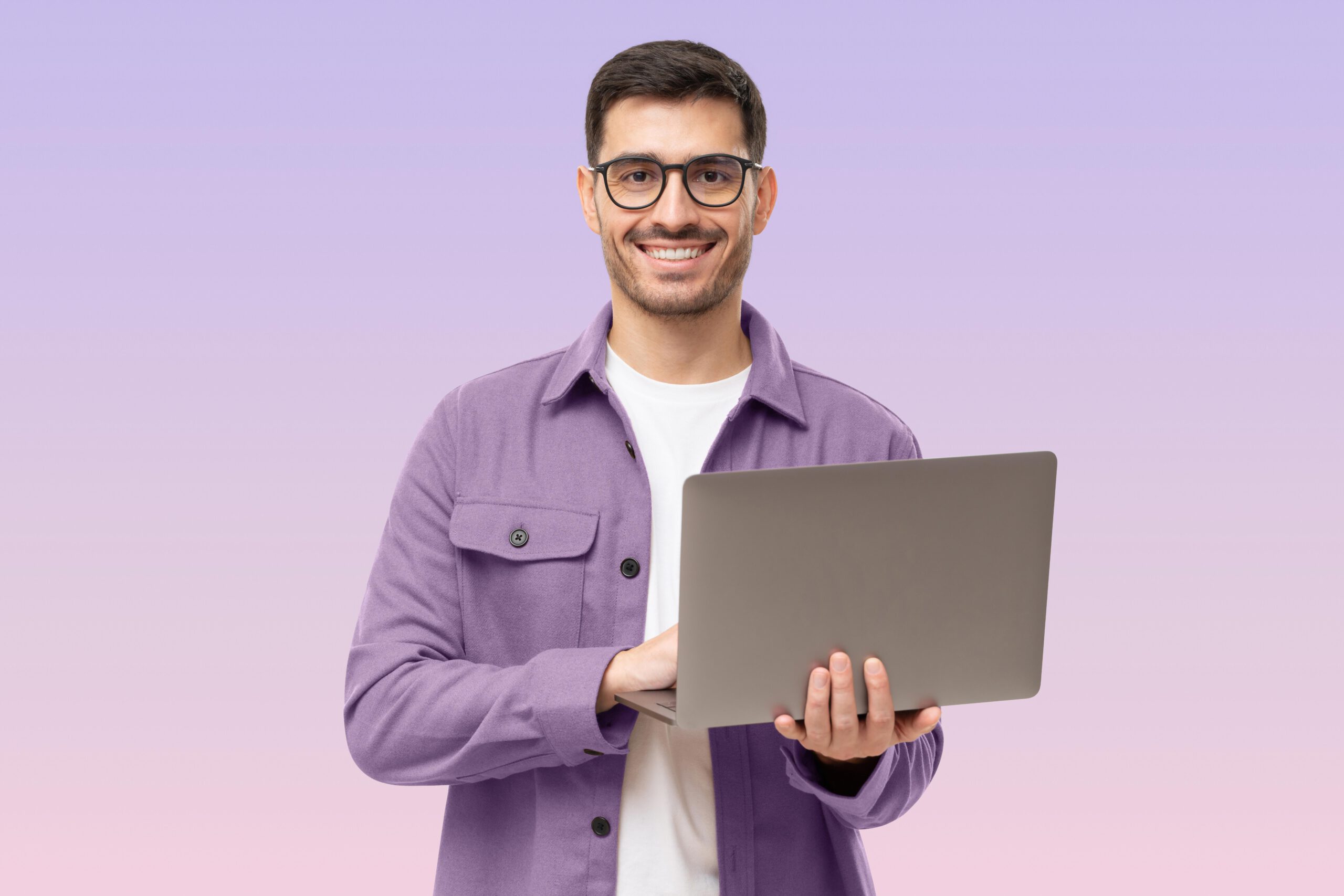 Man met laptop bekijkt de declaraties in de portal