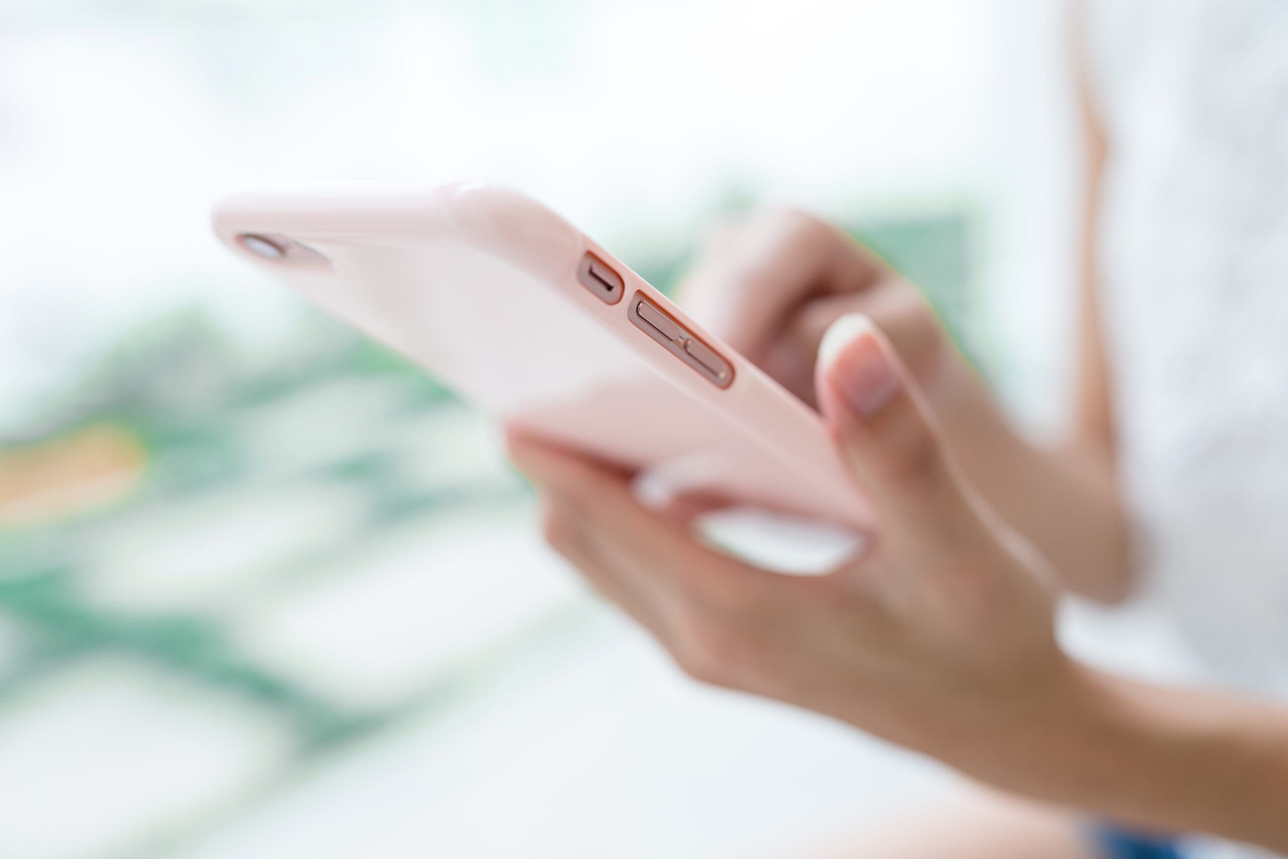 Cliënt boekt online een afspraak op haar telefoon